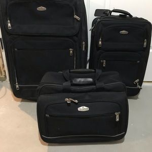 Three piece Ricardo luggage set.